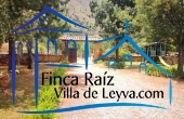 vista a la entrada a la zona de parqueo