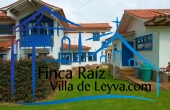 zona verde entre dos cabañas