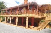 garaje cubierto y balcones