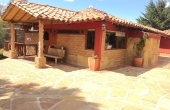 vista casa y zona adoquinada