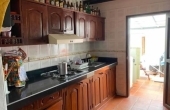 cocina y zona de lavandería cubierta